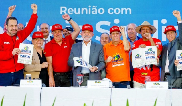 Lula assina regulamentação da negociação coletiva
